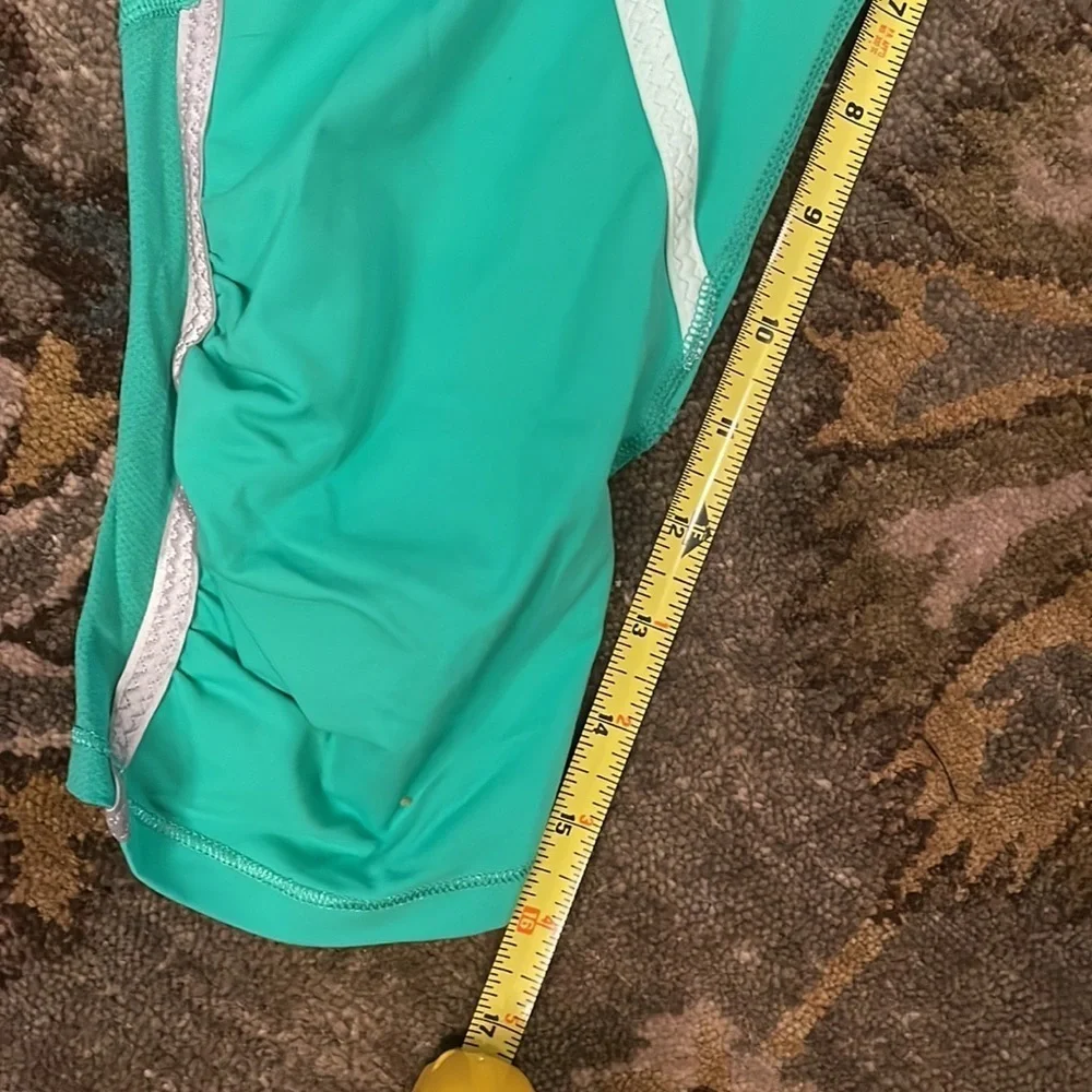 Lululemon cropped leggings.